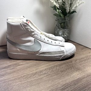 Nike high tops size 6 needs places great shape